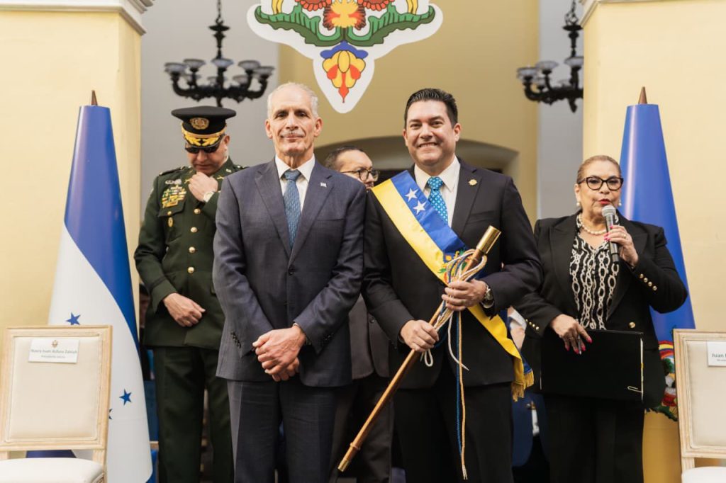 Presidente electo Nasry Asfura pide respaldo a congresistas para iniciar a trabajar en el sistema sanitario.